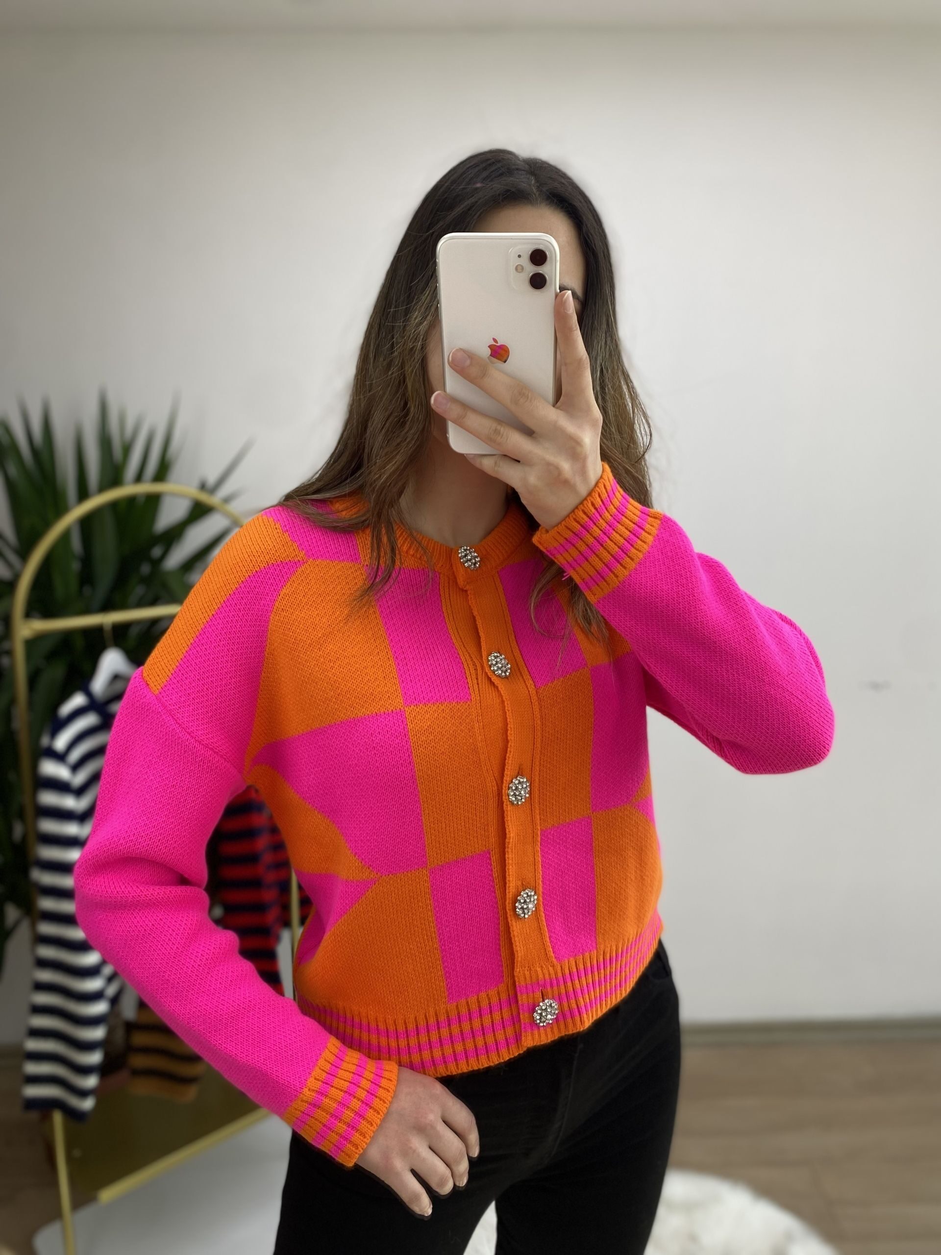 Taş Düğmeli Mango Model Hırka - Görsel 3