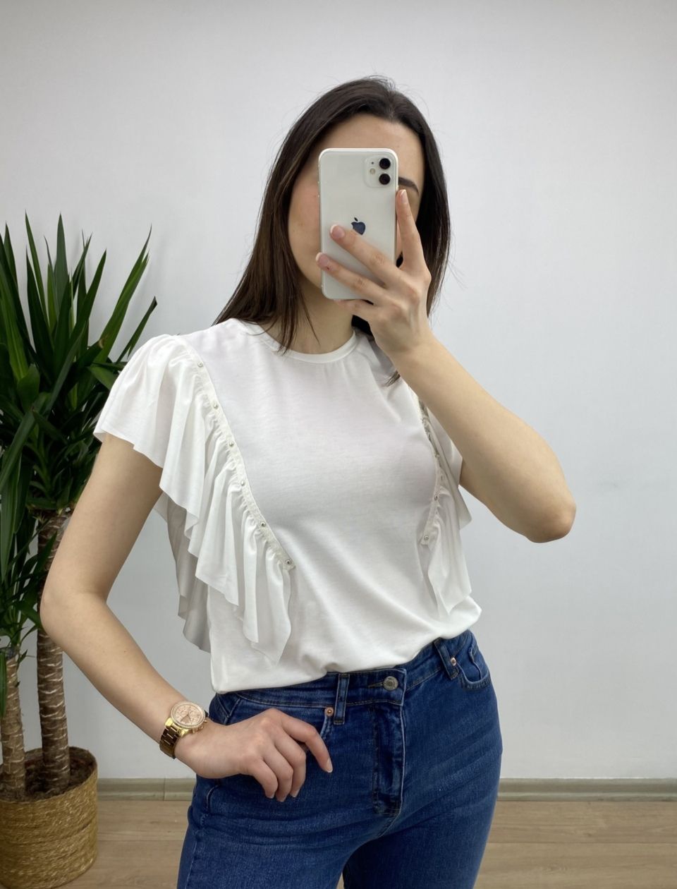 Beyaz Kolları Volanlı Zımbalı Tshirt