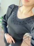 Siyah İnci Detaylı V yaka Bluz