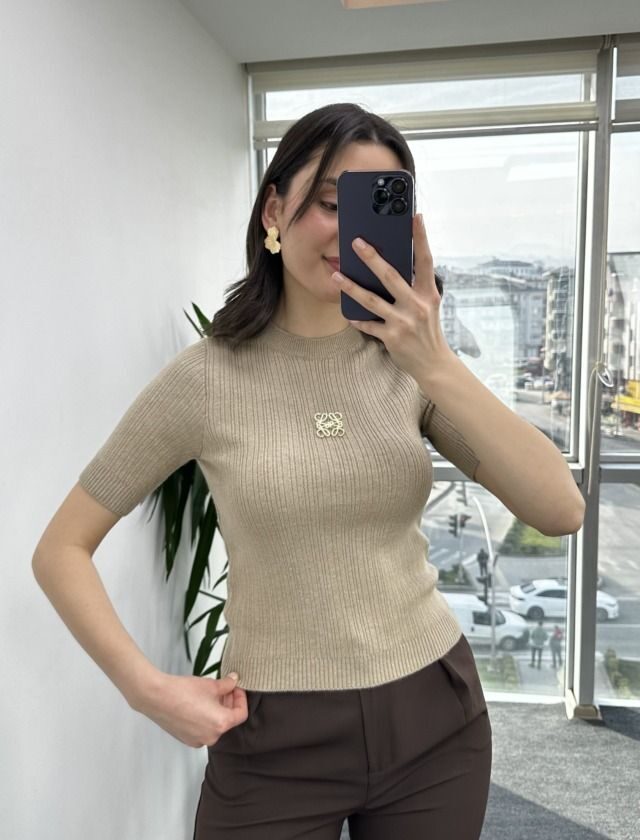 Bej Marka Model Broşlu Triko