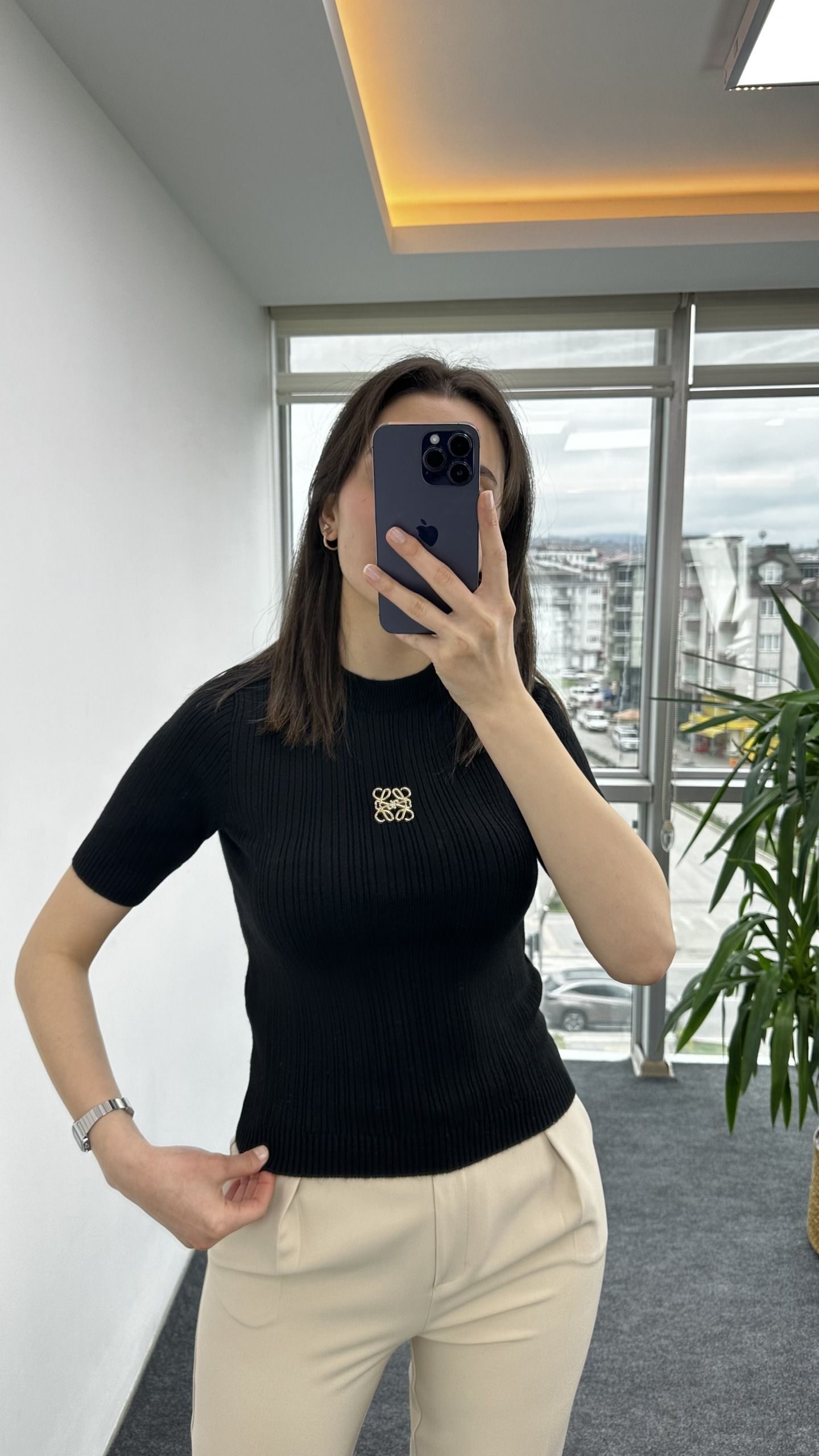 Siyah Marka Model Broşlu Triko - Görsel 2