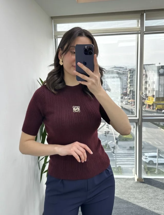 Bordo Marka Model Broşlu Triko