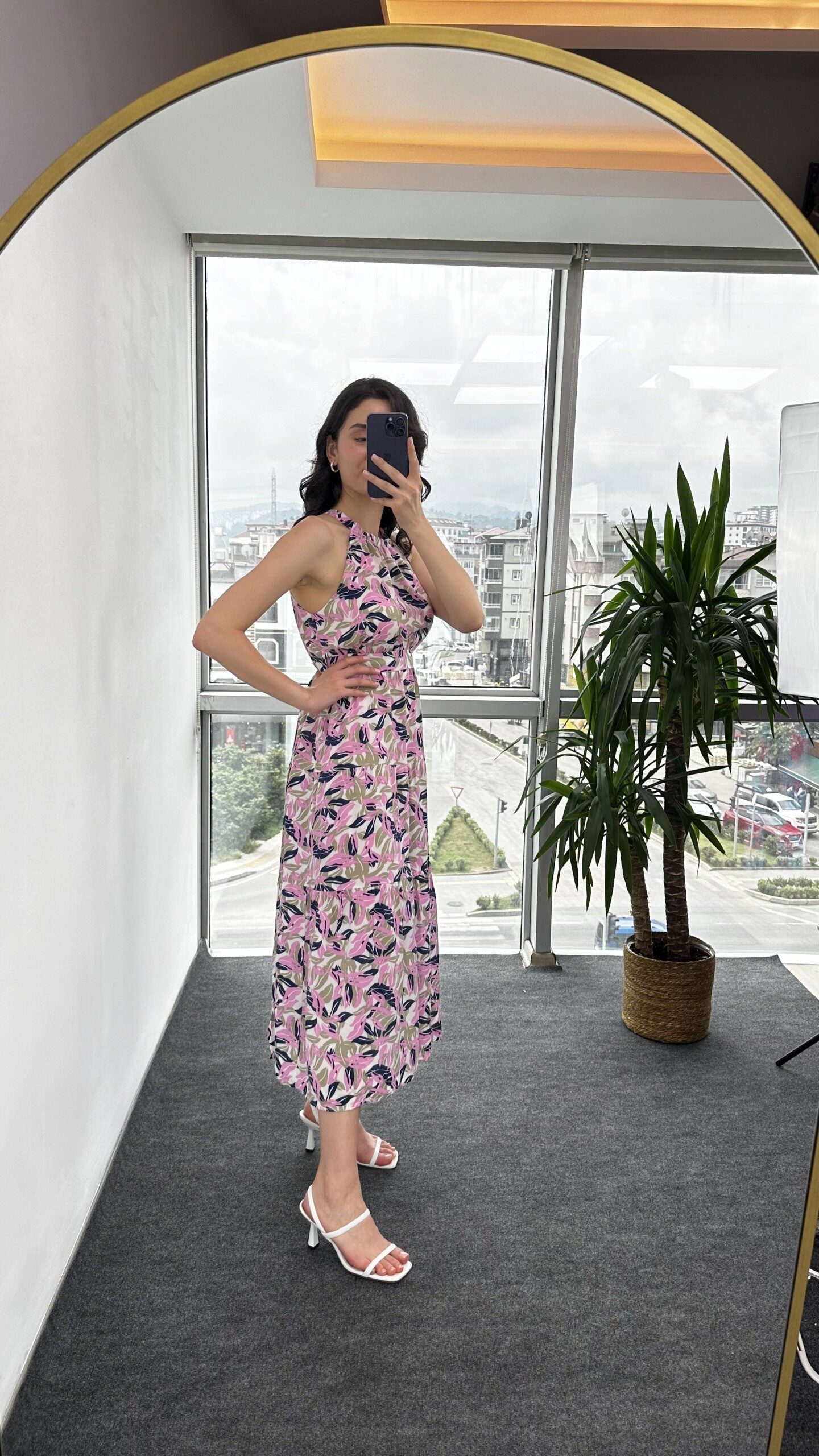 Pembe Desenli Halter Yaka Elbise - Görsel 3